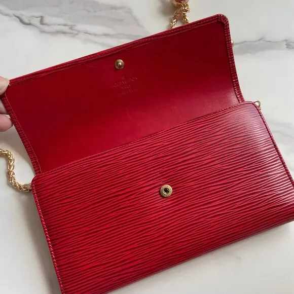 SALE! Louis Vuitton International Epi Wallet on chain ❤️ - Picture 6 of 16